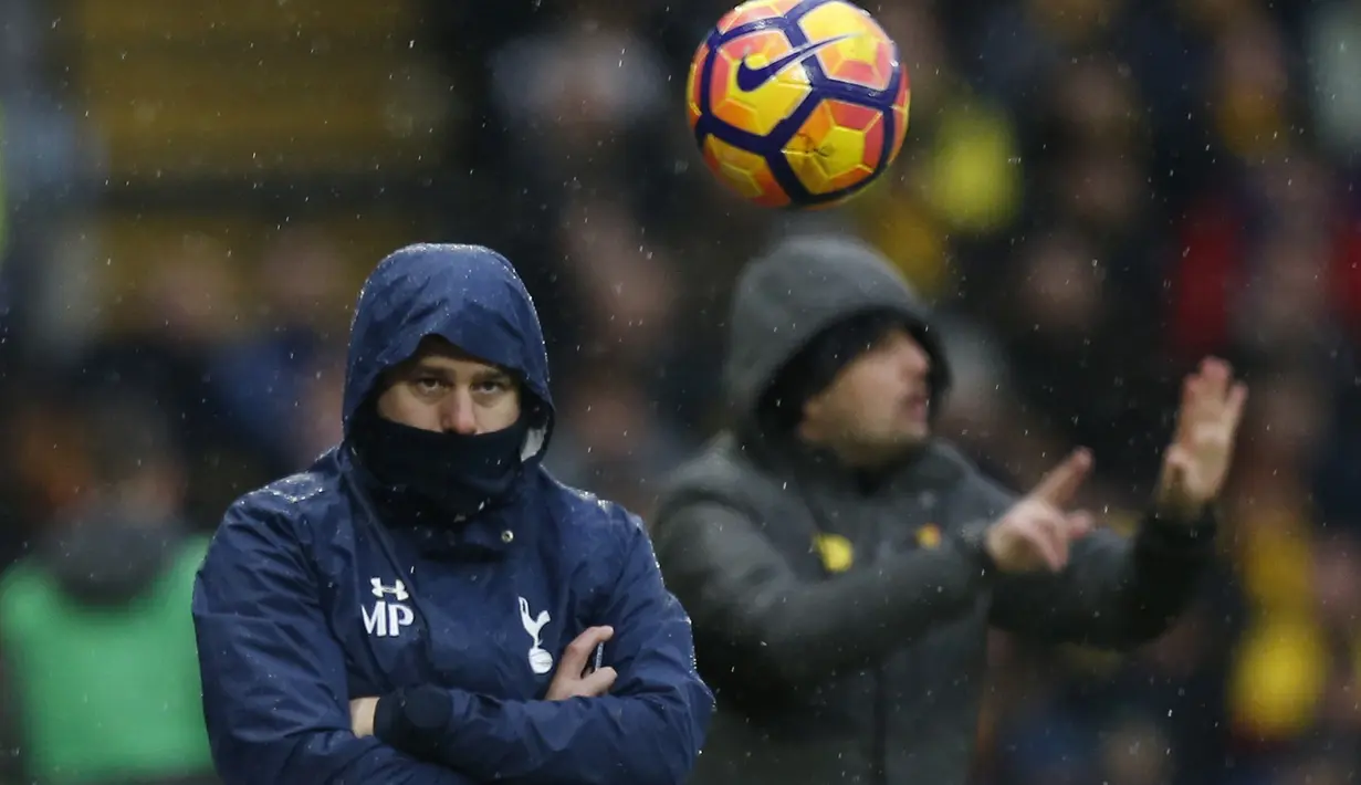 Pelatih Tottenham, Mauricio Pochettino  menendang bola saat menemani timnya melawan Watford pada laga Premier League di Vicarage Road, (1/1/2017). Spurs menang 4-1. (Action Images via Reuters/Paul Childs)