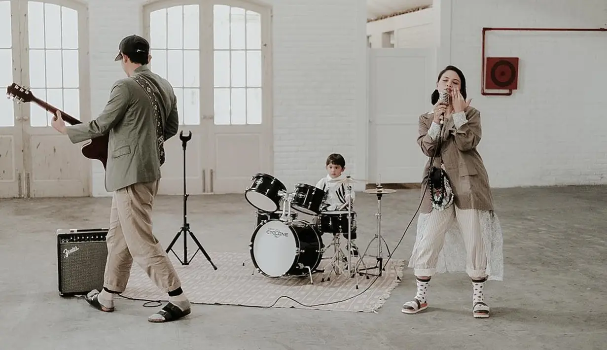 Nah, kalau ini saat proses pembuatan music video 'Halo Sayangku'. Dalam video ini, keseruan dan keceriaan dari keluarga kecil ini sangat hangat terlihat. (Liputan6.com/IG/andienaisyah)