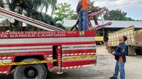 Mobil crane Dinas PU Bandar Lampung yang mengalami kerusakan hingga menyebabkan dua pekerja terjatuh. Foto : (Istimewa).