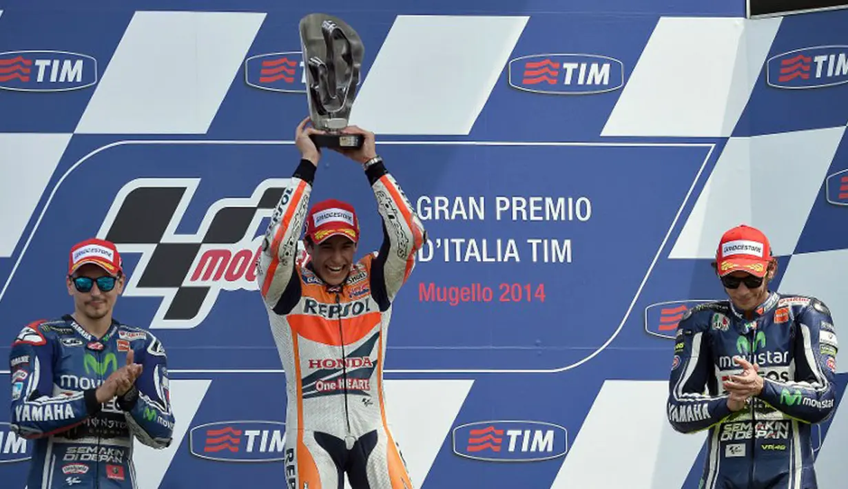 Selebrasi Marc Marquez (Honda MotoGP-tengah) bersama Jorge Lorenzo dan Valentino Rossi (kanan) di atas podium kemenangan usai berlomba di Sirkuit Mugello, Italia, (1/6/2014). (AFP PHOTO/Filippo Monteforte)