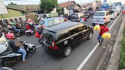 Sejumlah kendaraan terjebak macet di jalan Jendral Sudirman,Cikampek,  Jawa Barat, Sabtu (7/1). H+6 arus balik lebaran kendaraan memadati jalur Cikampek ke arah Cikarang, Bekasi dan Jakarta. (Liputan6.com/Helmi Afandi)