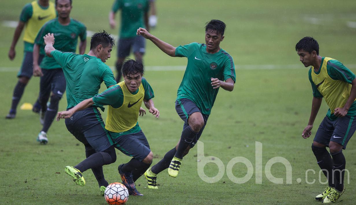 Gelandang Barito Putera, Paulo Sitanggang, menggiring bola saat mengikuti seleksi Timnas Indonesia U-22 di Lapangan SPH Karawaci, Banten, Selasa (21/2/2017).(Bola.com/Vitalis Yogi Trisna)