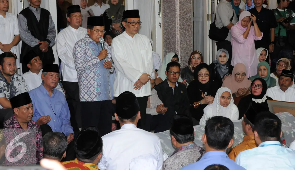 Wakil Presiden Jusuf Kalla memberikan pidato saat melayat jenasah mantan Menteri Pemberdayaan Perempuan Tuty Alawiyah di Jatiwaringin, Bekasi, Rabu (4/5/2016). Tuty Alawiyah wafatdi usia 74 tahun. (Liputan6.com/Helmi Fithriansyah)
