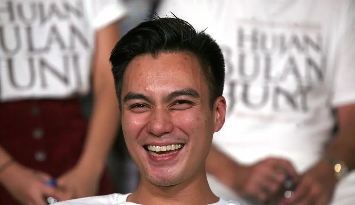 "Video (mabuk) itu video senang-senang aja. Itu ulang tahun istri Lukman dan saya datang. Gitu doang ya Allah," kata Baim Wong mengklarifikasi video yang beredar saat ditemui di kawasan Epicentrum, Jakarta Selatan, Selasa (24/10).(Nurwahyunan/Bintang.com)