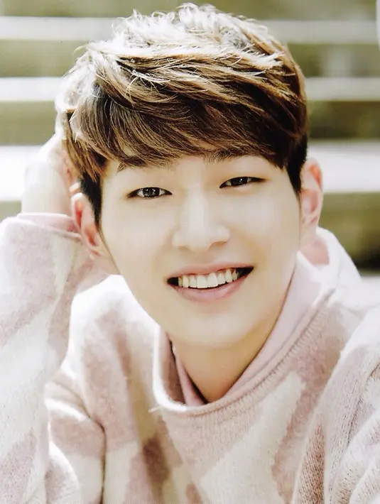 Selain punya wajah yang tampan, Onew SHINee juga punya gigi kelinci yang membuatnya semakin terlihat imut. (Foto: pinterest.com)