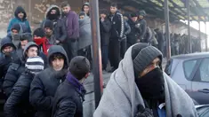 Sejumlah imigran mengantre panjang untuk mendapatkan makanan di depan sebuah gudang kosong di Belgrade, Serbia (8/1). Para imigran tersebut sebagian besar dari Afghanistan dan Pakistan. (AP Photo/Darko Vojinovic)