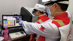 Anggota tim pakar medis China, Chen Huai (depan) dan Ai Hexu memeriksa citra tomografi terkomputasi dada di Baghdad, Irak, Senin (30/3/2020). Sejak 7 Maret lalu, tujuh pakar medis China bekerja sama dengan tenaga ahli lokal di Irak untuk memerangi epidemi virus corona COVID-19. (Xinhua)