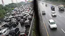 Kendaraan terjebak macet di Gerbang Tol Cibubur Utama, Jakarta, Kamis (5/5). Tingginya volume kendaraan dari Jakarta yang menuju Bogor dan sekitarnya selama masa libur membuat arus lalu lintas di kawasan tersebut macet. (Liputan6.com/Immanuel Antonius)