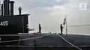 Prajurit TNI AL mengibarkan bendera Merah Putih saat hendak berlayar menggunakan kapal selam KRI Alugoro-405, Dermaga 100, Tanjung Priok, Jakarta Utara, Senin (28/11/2022). KRI Alugoro-405 sendiri merupakan kapal selam buatan dalam negeri yang mempunyai panjang 61,3 meter dengan kecepatan 21 knot dan mampu berlayar lebih dari 50 hari serta dapat menampung 40 kru. (merdeka.com/Iqbal S Nugroho)