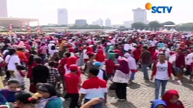 Berbekal kupon dari Ketua RT setempat, warga bisa mendapatkan beras, mie instan. minyak goreng, dan gula.