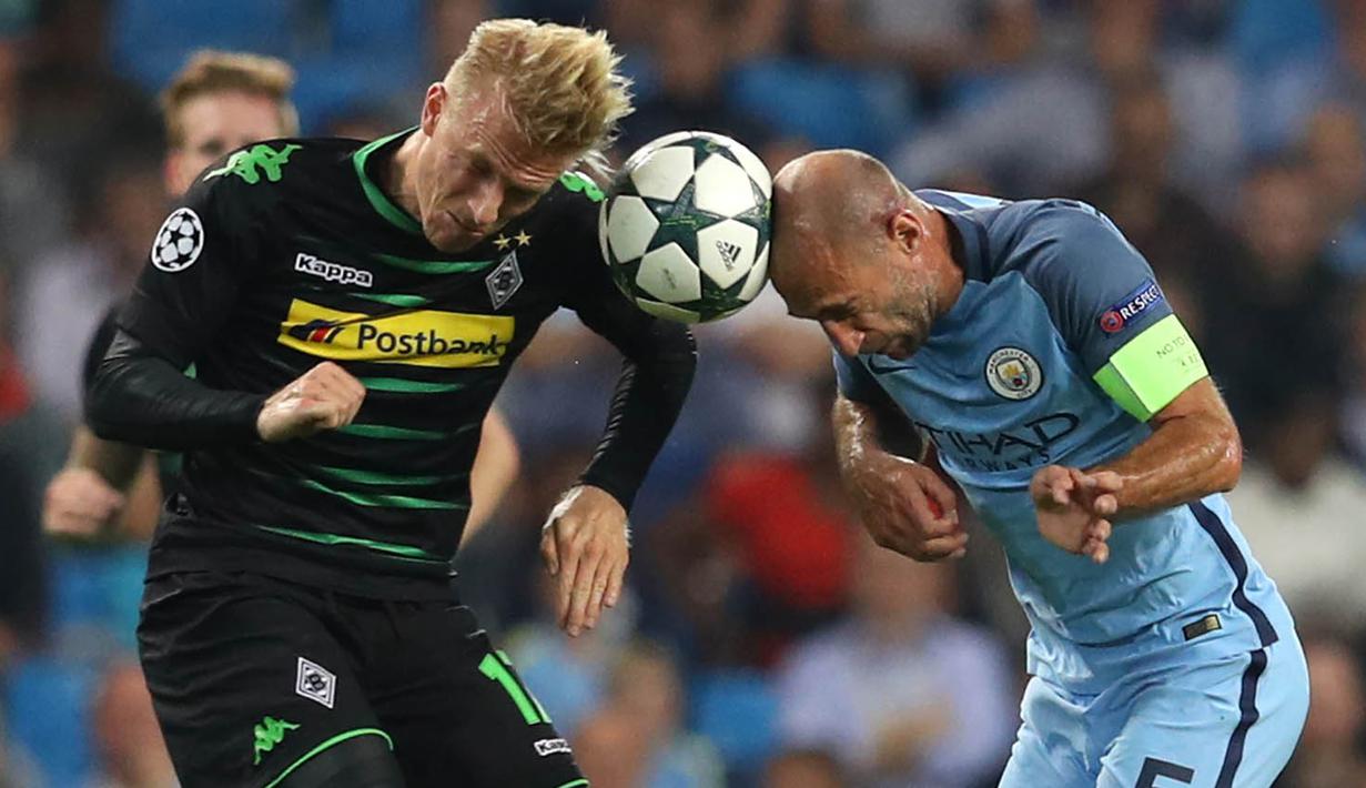 Bek Manchester City, Pablo Zabaleta, berebut bola dengan geladang Borussia M'Gladbach, Oscar Wendt. Pada laga ini City menggunakan formasi 4-1-4-1, sementara Gladbach memakai skema 3-4-1-2. (Reuters/Phil Noble)