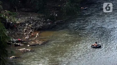 Seorang anak bermain di aliran Sungai Ciliwung, Kota Depok, Jawa Barat, Senin (27/7/2020). Setiap tanggal 27 Juli diperingati sebagai Hari Sungai Nasional, namun ironisnya kondisi sungai Ciliwung masih terlihat banyak ceceran sampah, terutama plastik. (Liputan6.com/Helmi Fithriansyah)