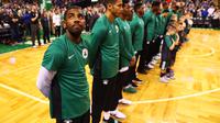 Kyrie Irving berbaris bersama rekan-rekannya di Boston Celtics jelang laga NBA. (AFP/Maddie Meyer)