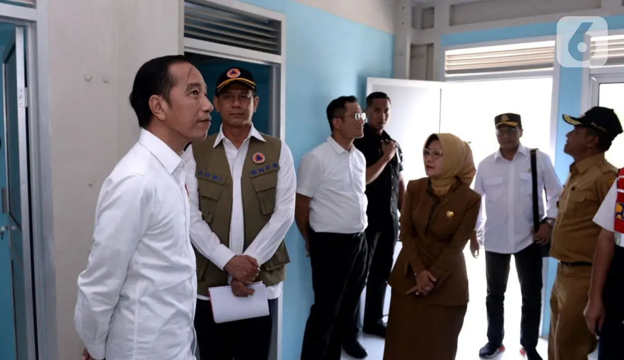 Presiden Joko Widodo meninjau hunian tetap bagi korban gempa di Kota Palu, Provinsi Sulawesi Tengah, Selasa (29/10/2019). Jokowi juga berharap, proses konstruksi bisa segera dimulai di awal tahun. (Liputan6.com/Biro Pers)