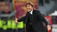 Antonio Conte kesal dengan kekalahan Chelsea dari AS Roma. (AFP / ALBERTO PIZZOLI)