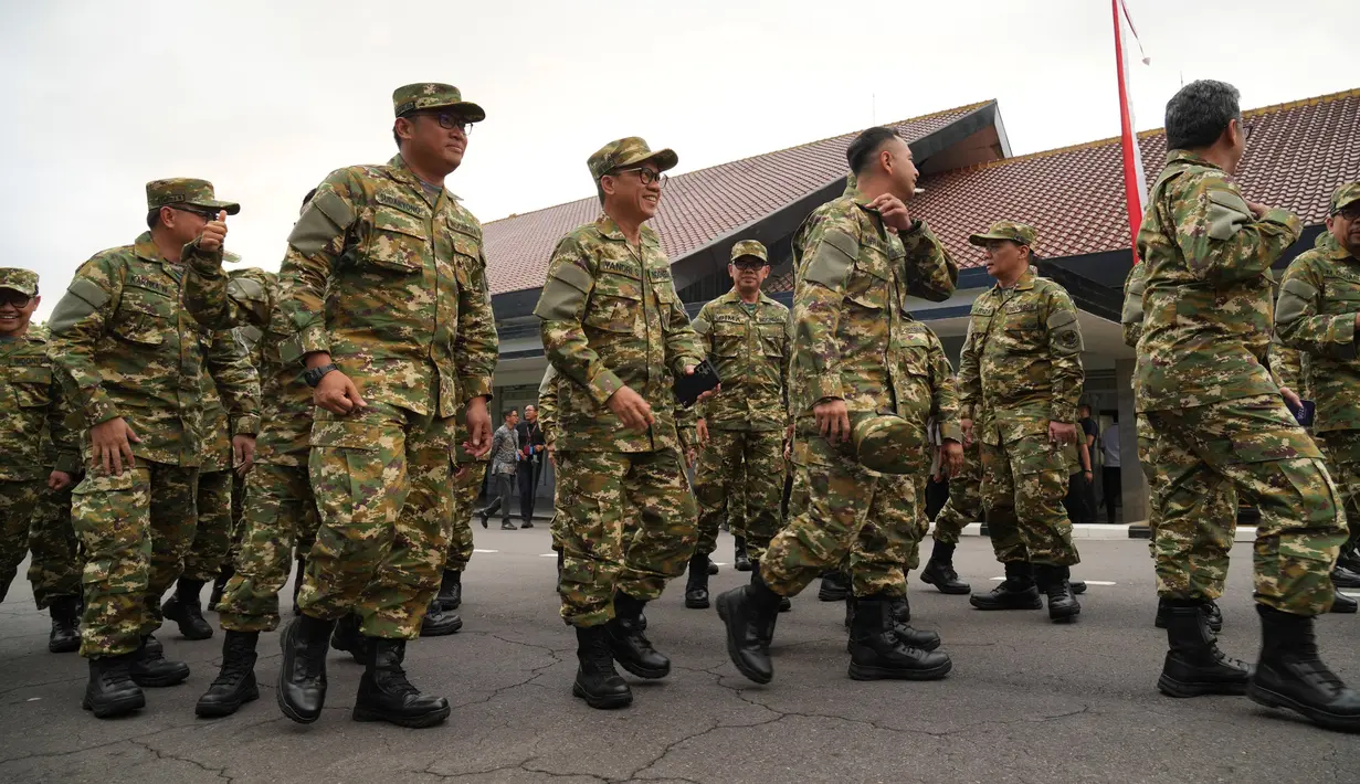 Para menteri dan anggota Kabinet Merah Putih dengan pakaian militer berjalan saat retreat di Akademi Militer di Magelang, Jawa Tengah, Jumat 25 Oktober 2024. (AP Photo/Achmad Ibrahim)