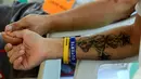 Seorang pasien rehabilitasi memakai gelang bertuliskan nama Presiden Filipina Duterte saat menjalani kegiatan rutinnya di Pusat Pemulihan Kristen di Antipolo, Filipina (12/9). (REUTERS/Romeo Ranoco)