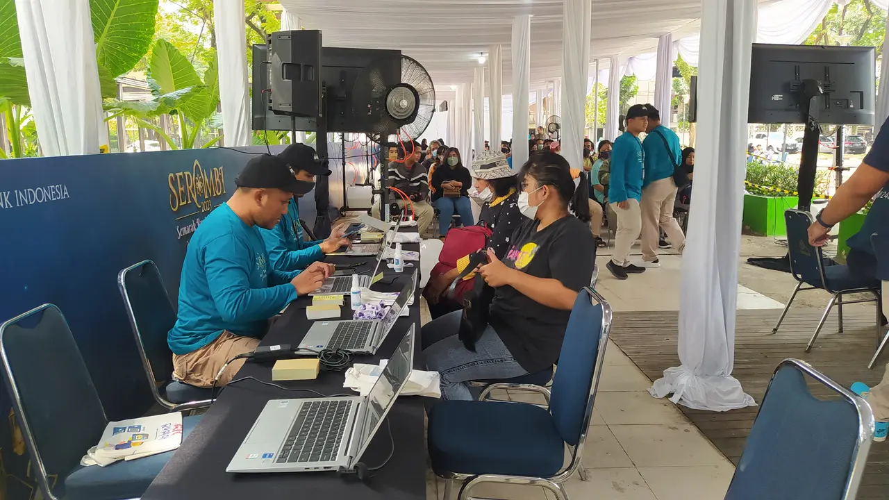 Bank Indonesia membuka layanan penukaran uang di sejumlah titik di seluruh Indonesia. Salah satunya di Parkir Timur Gelora Bung Karno, Jakarta Selatan. Penukaran uang ini digelar dua hari sejak 8-9 April 2023.
