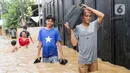Hujan yang melanda wilayah Bogor serta Jakarta dan sekitarnya pada Minggu (2/3/2025) menyebabkan kenaikan Bendung Katulampa menjadi siaga 1 atau bahaya pada pukul 00.30 WIB. (Liputan6.com/Herman Zakharia)