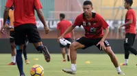 Striker Arema, Rivaldi Bawuo, jelang melawan Persipura. (Bola.com/Iwan Setiawan)