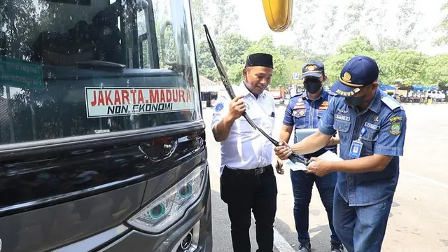 Jelang arus mudik lebaran 2022, Dinas Perhubungan Kota Tangerang melakukan ramp check bus Antar Kota dan Antar Provinsi (AKAP) di Terminal Poris Plawad, Kota Tangerang, Senin (18/4/2022) (Liputan6.com/Pramita Tristiawati)