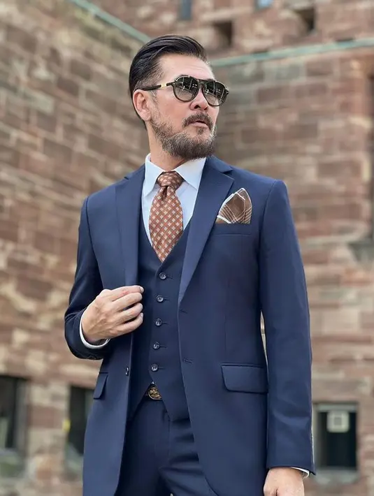 <p>Makin tua, Ferry malah makin terlihat tampan. Pria berusia 56 tahun ini identik dengan brewoknya. [Foto: Instagram.com/ferrysal!m]</p>