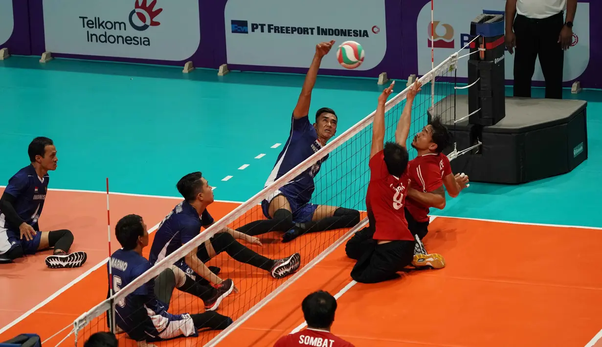Atlet bola voli duduk putra Indonesia saat bertanding melawan tim bola voli duduk putra Thailand pada babak penyisihan ASEAN Para Games 2022 di GOR UTP Karanganyar, Jawa Tengah, Minggu (31/7/2022). Indonesia dikalahkan Thailand dengan skor 22-25, 25-20, 14-25, 14-25. (FOTO: Dok. ASEAN Para Sports Federation)
