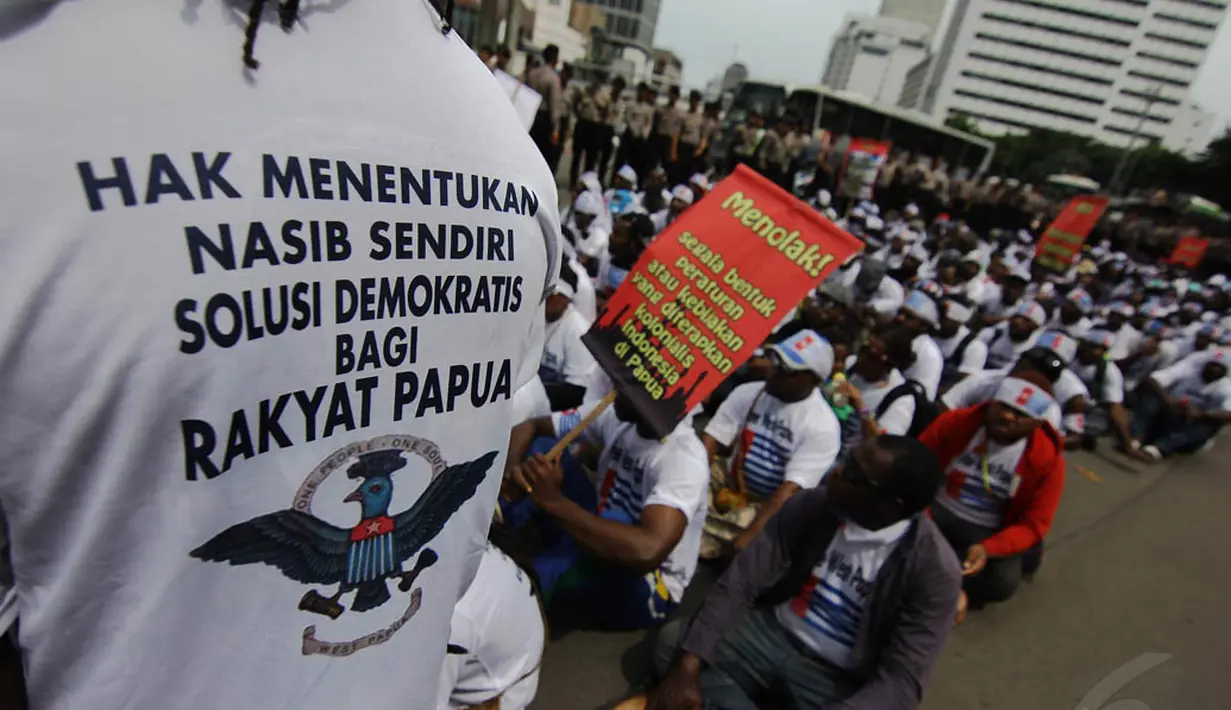 Dalam aksinya, massa mengenakan kaos yang menyuarakan aspirasi mereka, Jakarta, Senin (1/12/2014). (Liputan6.com/Faizal Fanani) 