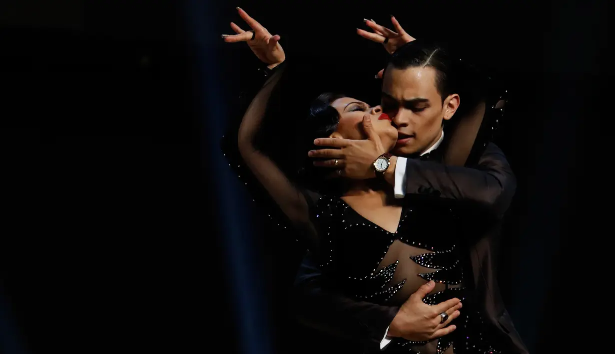 Pasangan asal Kolombia, Juan Vargas dan Paulina Mejia tampil dalam putaran final kategori Stage di Tango Dance World Championship 2019 di Buenos Aires, Argentina, Rabu (21/8/2019). Tango Dance World Championship 2019 diselenggarakan oleh pemerintah Argentina. (AP Photo/Natacha Pisarenko)