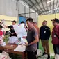 KPU Kabupaten Tangerang distribusikan logistik Pemilu untuk kecamatan terluar. (Liputan6.com/Pramita Tristiawati)