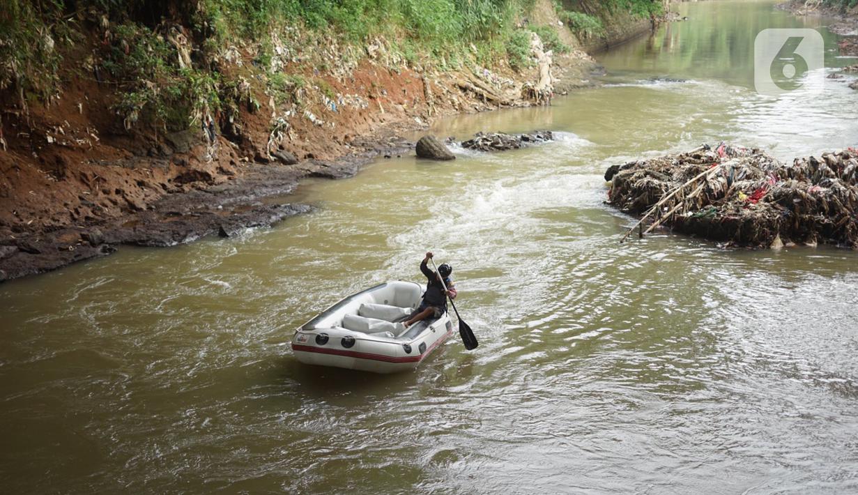 Anggota Federasi Arung Jeram Kota Depok (FAJI) berlatih di aliran Sungai Ciliwung, Depok, Jumat (26/6/2020). Latihan yang digelar tiga kali dalam seminggu itu diikuti atlet arung jeram Kota Depok serta anggota federasi lain yang menjadi calon atlet di masa depan. (Liputan6.com/Immanuel Antonius)