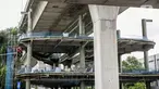 Suasana proyek pembangunan jembatan layang atau skybridge untuk integrasi Halte Transjakarta Centrale Stichting Wederopbouw (CSW) di Stasiun MRT Asean, Jakarta, Selasa (19/1/2021). Proyek pembangunan Skybridge CSW terpantau sepi aktivitas. (Liputan6.com/Faizal Fanani)