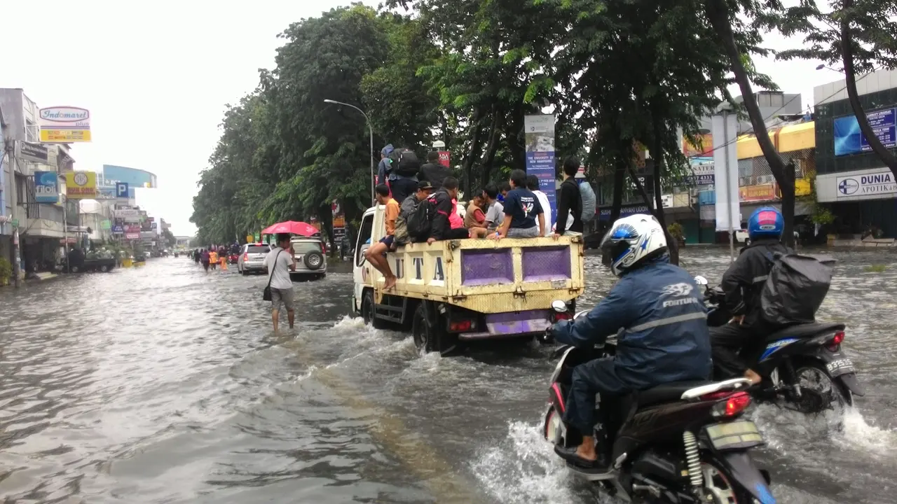 Aneka Transportasi Banjir Kelpaa Gading, Gerobak Hingga Delman