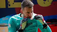 Penjaga gawang Norberto Murara Neto mencium jerseynya dalam presentasi resminya setelah menandatangani kontrak dengan FC Barcelona di Barcelona, Spanyol, Selasa (9/7/2019). Norberto Murara Neto menjadi rekrutan pertama Barcelona di jendela transfer musim panas 2019. (AP Photo/Emilio Morenatti)