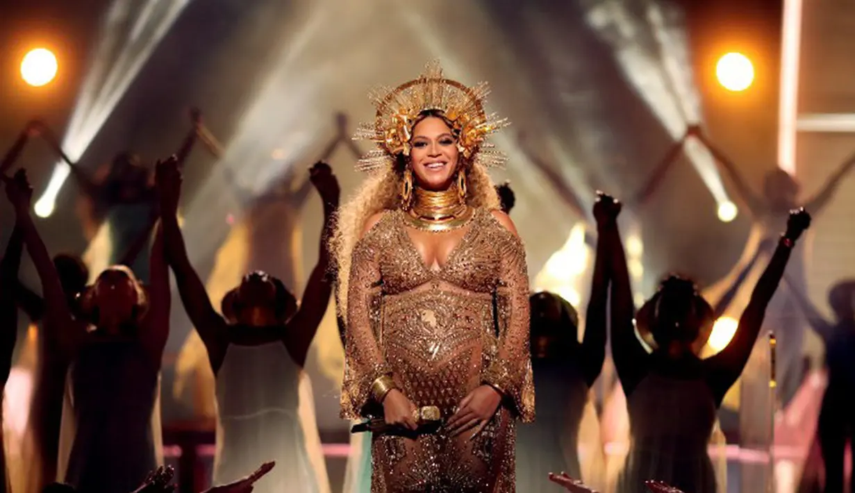 Hamil bukan penghalang bagi Beyonce Knowles untuk berkarya. Hadir di Grammy Awards 2017, tampilan Beyonce berhasil memukau para penonton yang hadir. Beberapa judul lagu dinyanyikan secara non-stop. (AFP/Bintang.com)