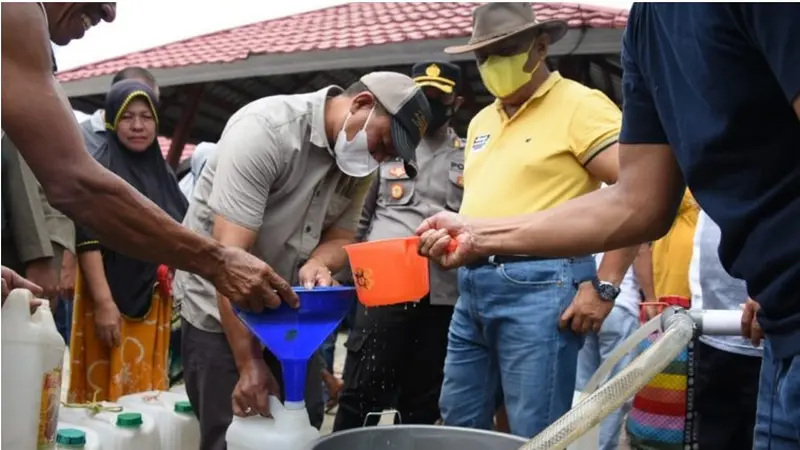 Pemerintah Gorontalo saat menyalurkan minyak goreng curah bersubsidi (Arfandi Ibrahim/Liputan6.com)