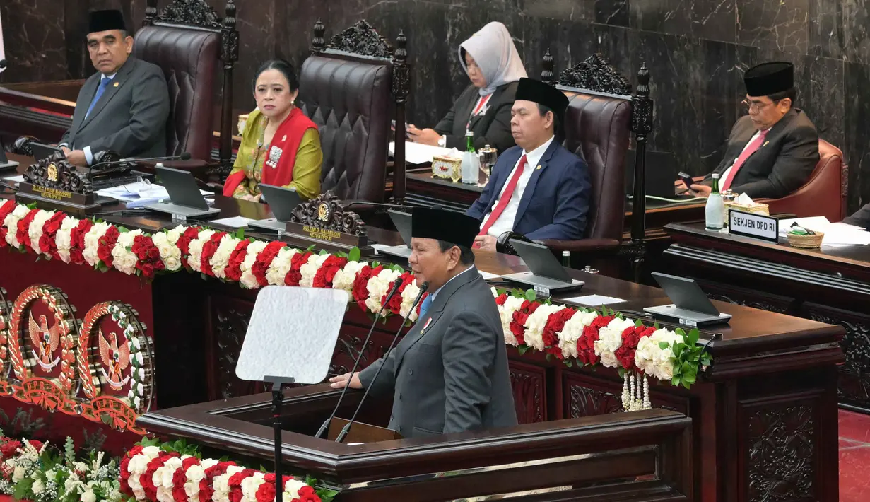 Dalam pidato kenegaraan perdana tersebut, Presiden Prabowo juga memaparkan capaian 300 hari pemerintahan yang meliputi pelaksanaan sejumlah program kerja cepat (quick wins) dalam 10 bulan terakhir. (BAY ISMOYO/POOL/AFP)