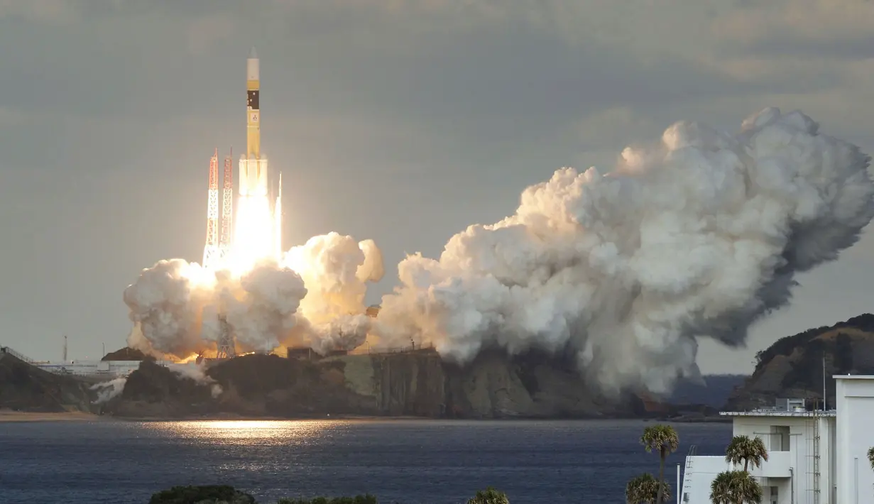Jepang meluncurkan satelit militer pertamanya melalui Roket H-IIA di Pulau Tanegashima, Jepang (24/1). Roket H-IIA tersebut membawa satelit militer Jepang. (AP PHOTO/ Yu Nakajima)