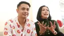 Pasangan selebritis Ajun Perwira dan Jennifer Jill berpose di kawasan Cipinang Cempedak, Jakarta, Selasa (9/8/2022). Istri dari artis Ajun Perwira, Jennifer Jill belum lama ini membagikan potret bahagia karena berhasil menurunkan berat badan hingga 24 kilo selama satu tahun. (Liputan6.com/Herman Zakharia)