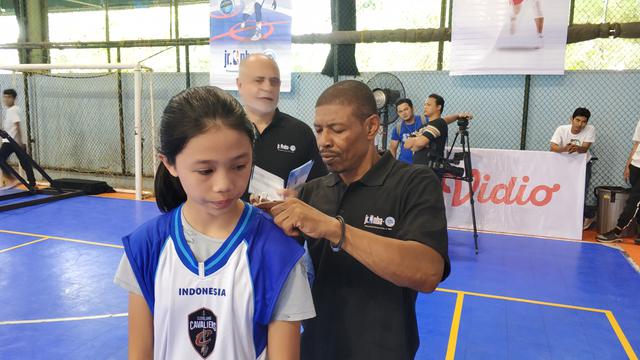 Muggsy Bogues memberikan tanda tangan kepada peserta Jr NBA Indonesia 2018