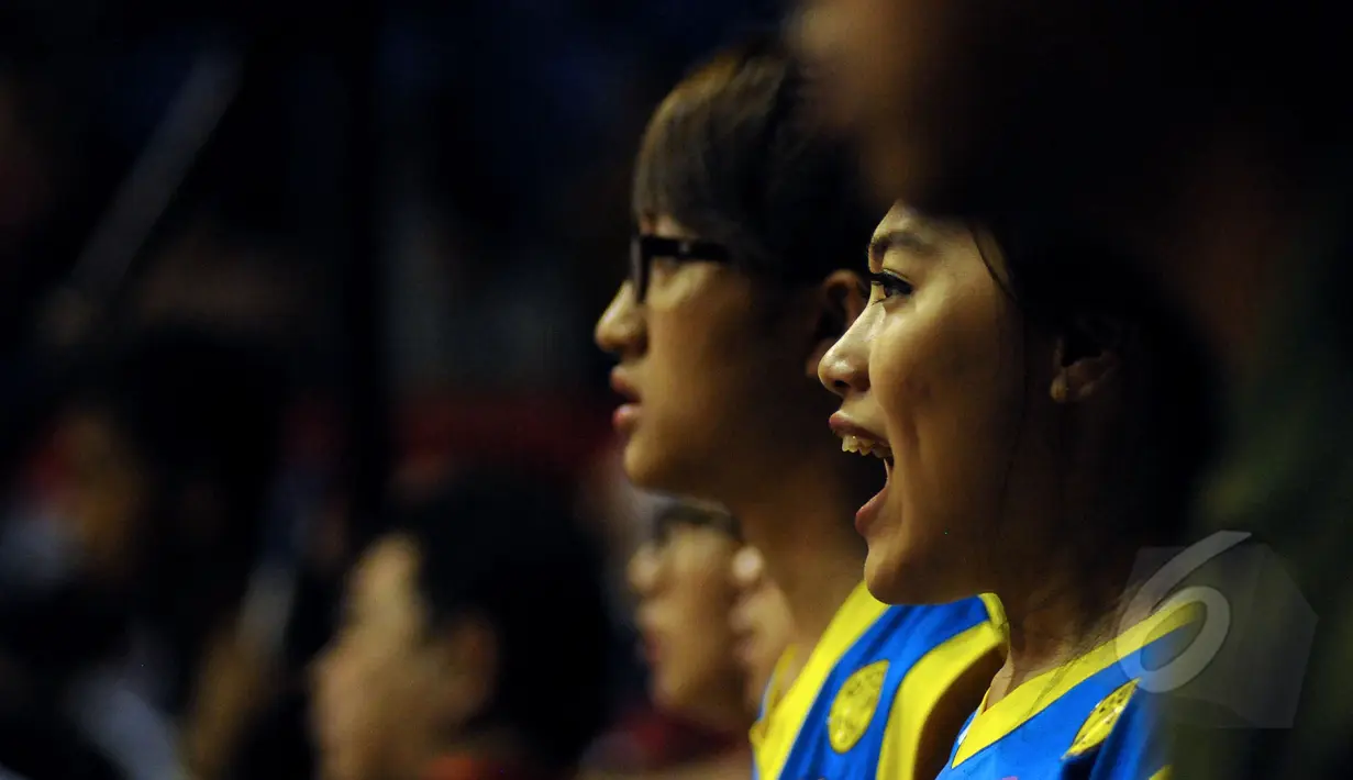 Ketegangan mewarnai raut wajah supoter saat menyaksikan laga SM Britama melawan Aspac Jakarta di NBL Championship 2015 di Jakarta, Senin (4/5/2015). SM Britama unggul 59-53 atas Aspac Jakarta. (Liputan6.com/Helmi Fithriansyah)