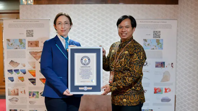 Penyerahan sertifikat Guinness World Record untuk lukisan non-figuratif tertua di dunia yang berada di Pulau Muna, Sulawesi Tenggara.