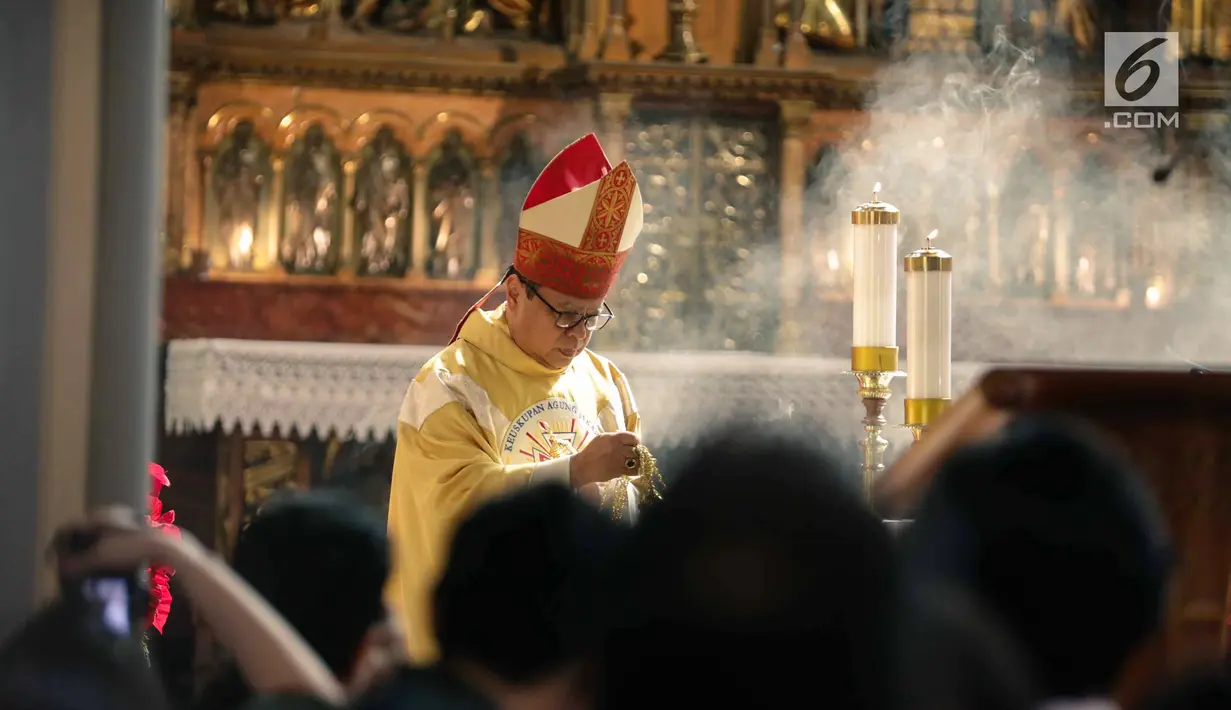 Uskup Agung Jakarta Ignatius Suharyo memimpin prosesi Misa Pontifikal Natal di Gereja Katedral, Jakarta, Senin (25/12). (Liputan6.com/Faizal Fanani)