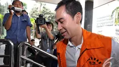  Tubagus Chaeri Wardana  atau Wawan saat tiba di gedung KPK, Jakarta, Senin (10/11/2014) (Liputan6.com/Miftahul Hayat) 