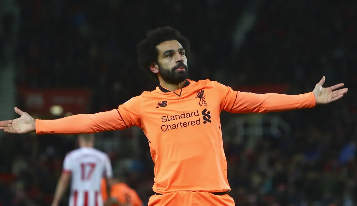 Pelatih Real Madrid, Zinedine Zidane tertarik melihat potensi bintang Liverpool, Mohamed Salah. Zidane pun membuka peluang untuk membicarakan kepindahan Salah ke Madrid. (AFP/ Geoff Caddick)