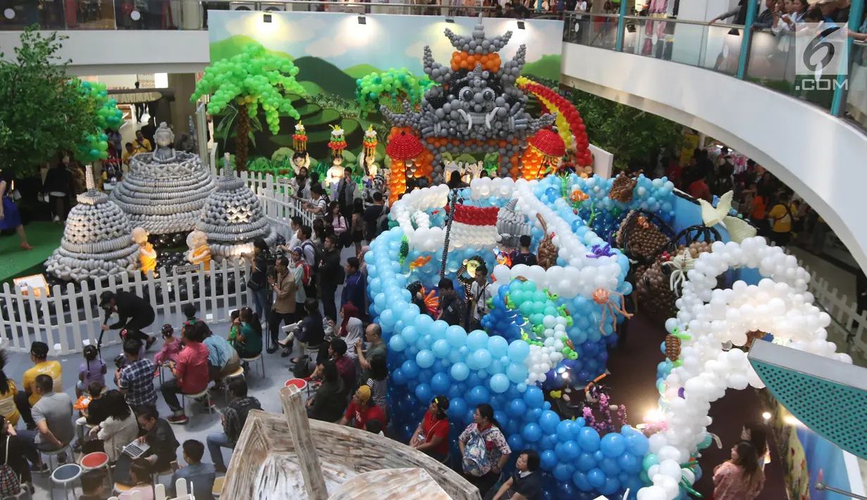 Pengunjung memadati Indonesia Balloon Art Festival (IBAF) 2018 di Mal Ciputra Jakarta, Jumat (29/6). Festival balon ini diselenggarakan mulai tanggal 29 Juni hingga 8 Juli 2018 mendatang. (Liputan6.com/Arya Manggala)