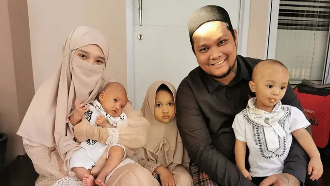 7 Potret Lawas Virgoun Bareng Inara Asuh Anak, Kini Jadi Kenangan