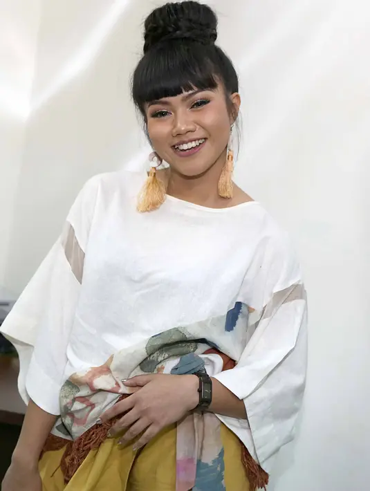 Baru saja penyanyi Yura Yunita meluncurkan video klip lagu Intuisi. Klip yang digarap sutradara Jordan Marzuki itu, Yura menjadikan Reza Rahadian sebagai modelnya. (Nurwahyunan/Bintang.com)
