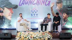 Raffi Ahmad memberikan keterangan bersama pelatih Timnas Indonesia Shin Tae-yong dalam acara peluncuran STY Foundation yang berlangsung di Rans Office, Serpong, Tangerang Selatan, Senin (04/11/2024). (Bola.com/Bagaskara Lazuardi)