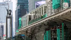Pekerja menyelesaikan proyek pembangunan Halte TransJakarta di Hotel Indonesia, Jakarta, Jumat (30/9/2022). Proyek pembangunan tersebut disebut menghalangi monumen 'Selamat Datang' yang ada di dekat lokasi halte. (Liputan6.com/Johan Tallo)
